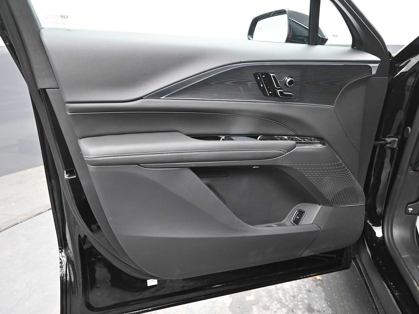 2025 Cadillac LYRIQ Luxury 1