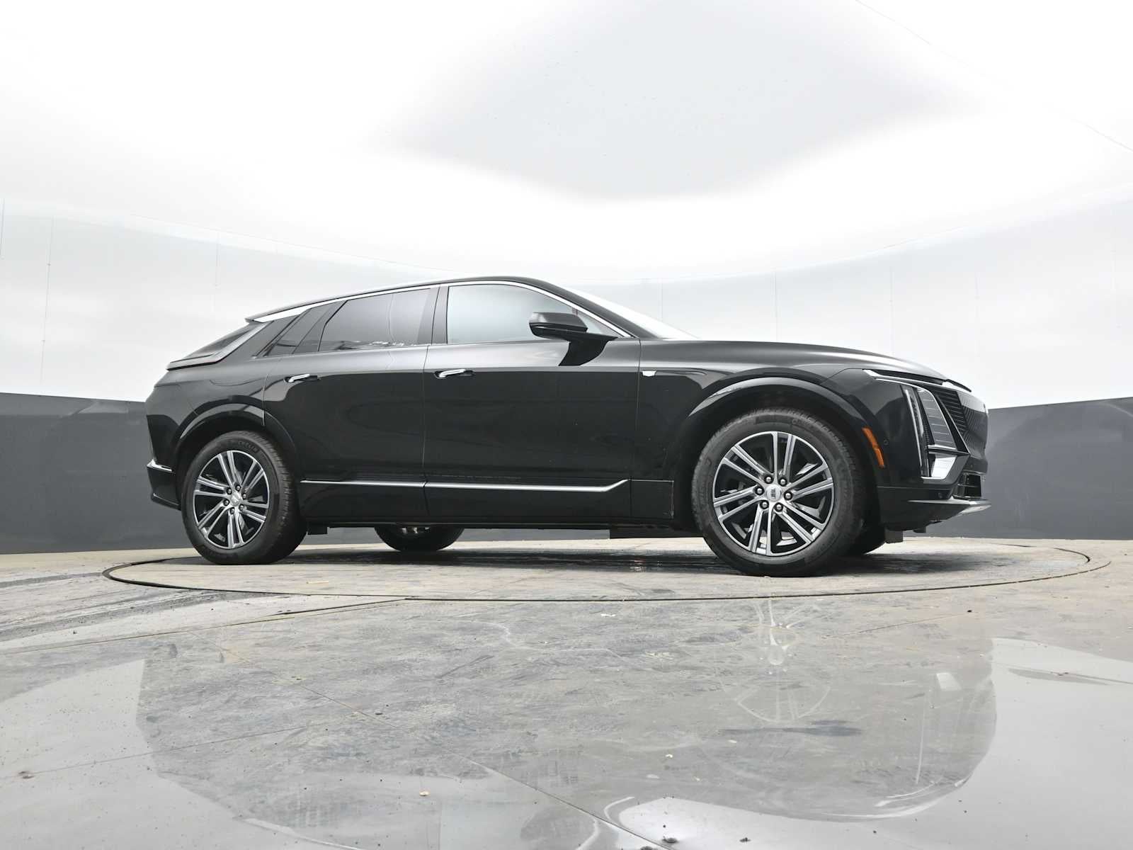 2025 Cadillac LYRIQ Luxury 1