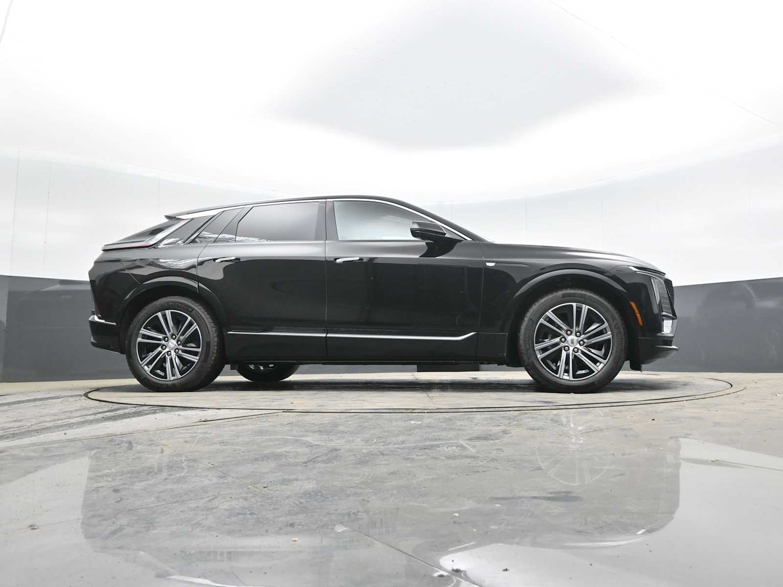 2025 Cadillac LYRIQ Luxury 1